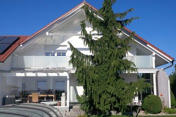 Balkongeländer-Alukonstruktion-mit-Glas-Front