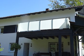 Balkongeländer-Alukonstruktion-mit-Glas