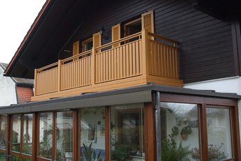 Alubalkone - Holzstruktur in Brauntöne